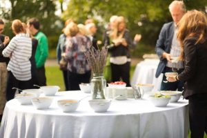 Față de masă rotundă albă pe masa de catering